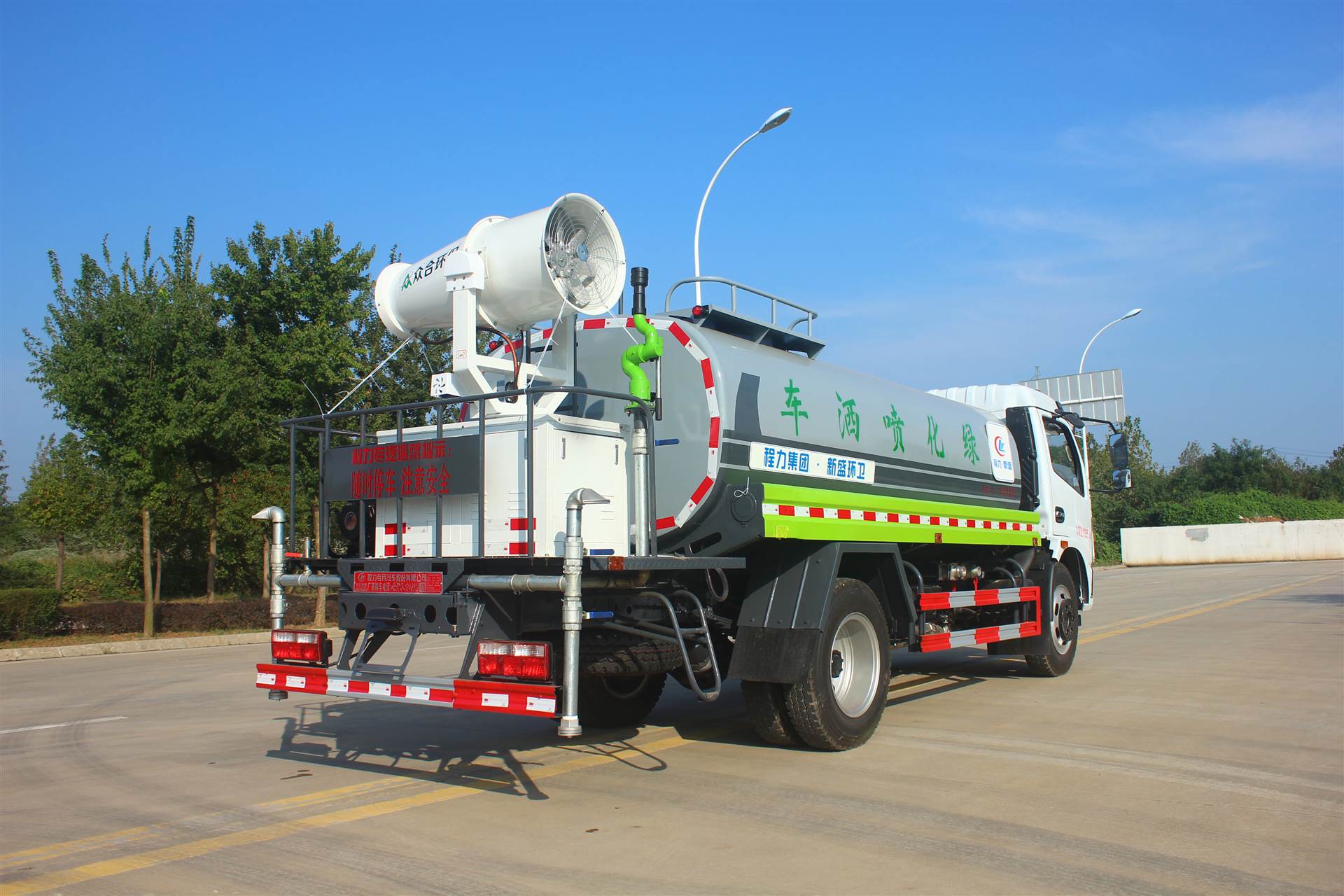 國六8噸灑水車 東風(fēng)灑水車與環(huán)衛(wèi)消防車的卓越制造商——程力集團