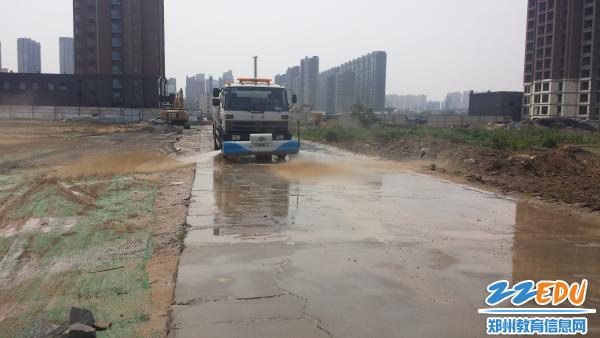 多措并舉，防塵降霾——鄭州18中新校區(qū)引入消防車助力揚(yáng)塵治理